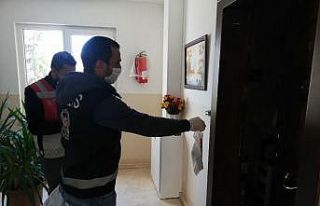 Esenyurt’ta polis kapı kapı dolaşıp maske ve...