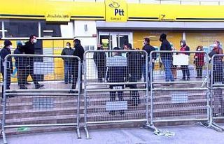 Esenyurt’ta zabıtadan PTT önünde korona virüs...