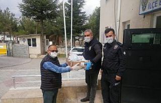 Esnaf polis ekiplerine yemek dağıttı