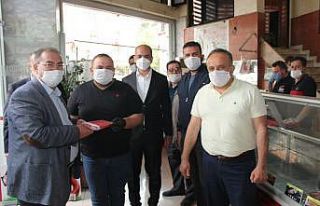 Esnafa bayrak dağıtıldı