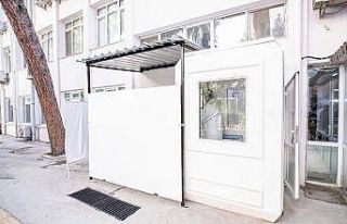 Eşrefpaşa Hastanesinde sağlık çalışanları...