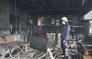 Eşyaları yanan işçiler, yangın sonrası gözyaşlarını...