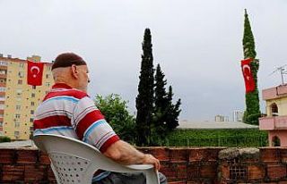 Etrafı sarmaşıklara kaplanan Yeşil Cami ile cemaat...