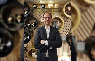 Ev eşyası satılan cadde mağazalarındaki müşteri...