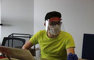 Evde başladıkları siperli maske üretimini üniversite...