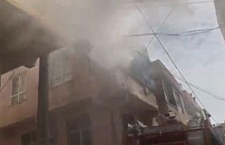 Evde çıkan yangında 2 kişi dumandan etkilendi