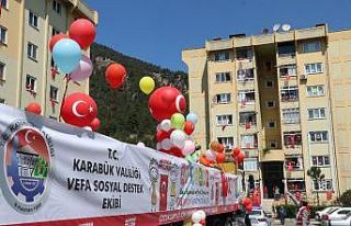 Evde kalan çocuklar bayram coşkusunu süslenen tır...