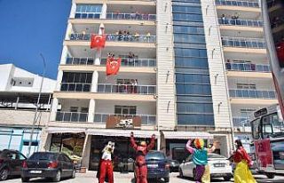 Evde kalan çocuklara çizgi film maskotlarından...