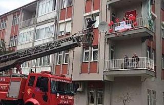 Evde kalan öğrencilere 23 Nisan çekimleri için...