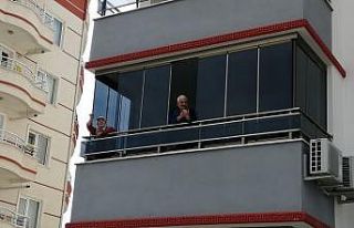 Evde kalan vatandaşlara davul zurnalı moral