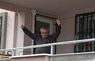 Evde kalan vatandaşlara muhtarlardan davullu, zurnalı...