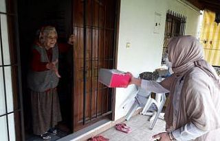 Evde kalan yaşlıların doğum günü kutlandı
