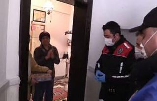 Evden çıkamayan genç kıza polis zeka oyunu getirdi