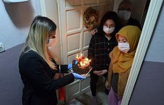 Evden çıkamayan gencin pastası ayağına geldi