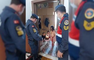Evden çıkamayan minik kıza jandarmadan doğum günü...