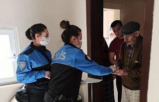 Evden çıkamayan yaşlıların ihtiyacını polis...