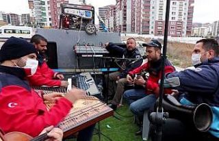 Evden çıkamayanlara seyyar konser