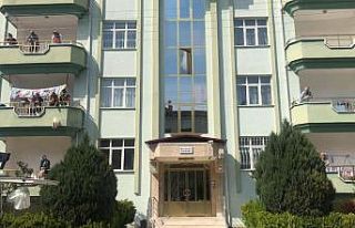 Eve kapananlar pencere ve balkondan sohbet etti