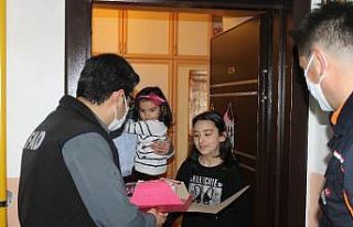 Evinde kalan öğrencilere 23 Nisan’da sürpriz...