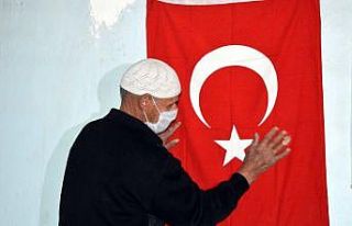 Evinden çıkamayan amcadan ‘Türk bayrağı’...