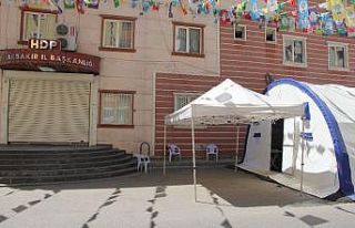Evlat nöbetindeki aileler kısıtlama nedeniyle iki...