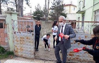 Evlerinden çıkamayan 23 Nisan çocuklarına Başkan...
