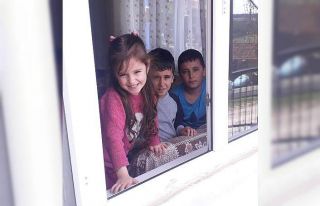 Evlerinden çıkmayan minik kardeşlerden anlamlı...