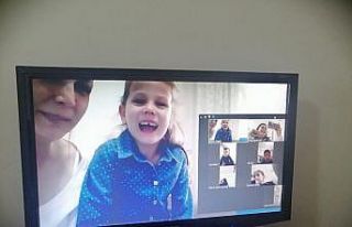 Evlerinden otizme mavi ışık yaktılar