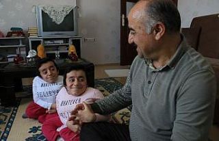 Evlerinin neşe kaynağı, Cam kemik hastası ikizler...