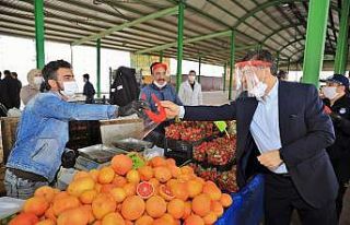 Fadıloğlu pazarcı esnafına maske dağıttı