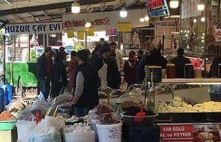 Fatih’teki Kadınlar Pazarında sosyal mesafe hiçe...