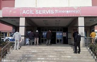 Fayans döşerken elindeki bıçakla yaralandı