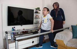 Fedakar anne engelli oğlunun yürümesi için mücadele...