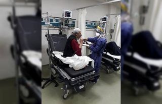 Fedakar doktor kendi orucunu açmadan önce hastasına...