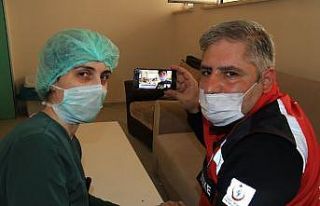 Fedakar sağlıkçılar, çocuklarının doğum gününü...