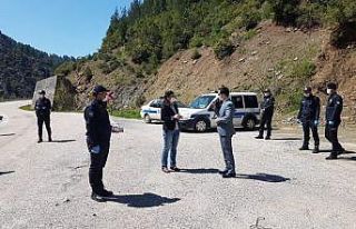 Feke’de usta öğreticilerin maske mesaisi