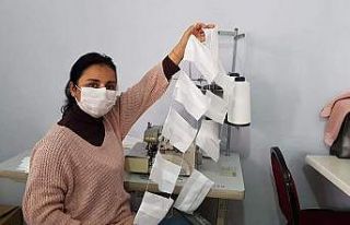 Finike Halk Eğitim Merkezinden maske üretimi
