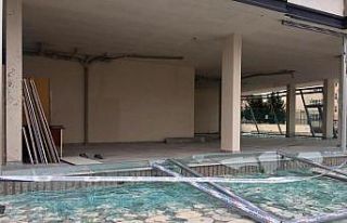 Fırtına hayatı felç etti: İşyerinin camları...