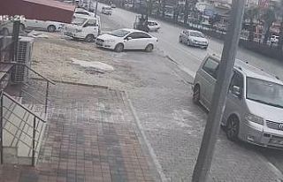 Forkliftin kendisine çarpan yerli aracı hurdaya...