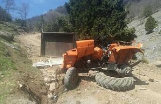 Freni patlayan traktör kayaya çarptı: 1 yaralı