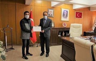 FÜ’de siperlik maske üreten ekibe teşekkür belgesi