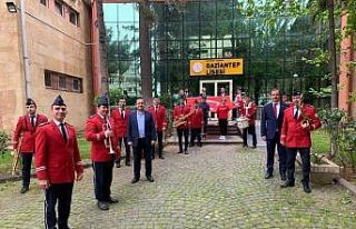 Gaziantep Lisesi mezunları çocuklar için bir araya...