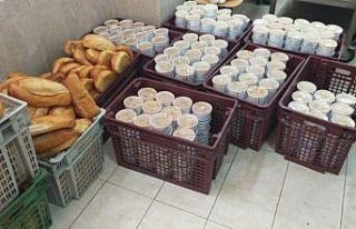 Gaziantep’te sıcak yemek ve gıda paketi yardımı