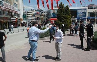 Gaziantep’te sokaklara konuşlanan sağlıkçılar...