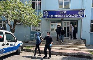 Gediz’de oto teyp hırsızları yakalandı