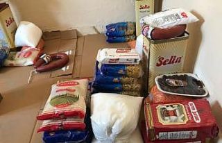 Gedizli hayırsever iş adamı 2 bin adet gıda paketi...