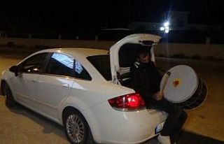 Geleneği sürdürmek için otomobilin bagajında...