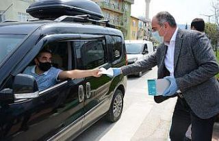 Gemlik’te maske dağıtımı sürüyor