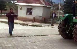 Gençler traktörleri birbirine bağlayıp güç yarıştırdı