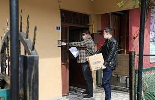 Gençlerden gıda kolisi dağıtımına destek